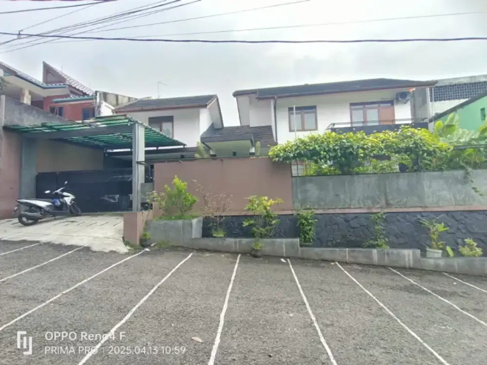 Dijual rumah luas asri di komplek Cigadung Bandung