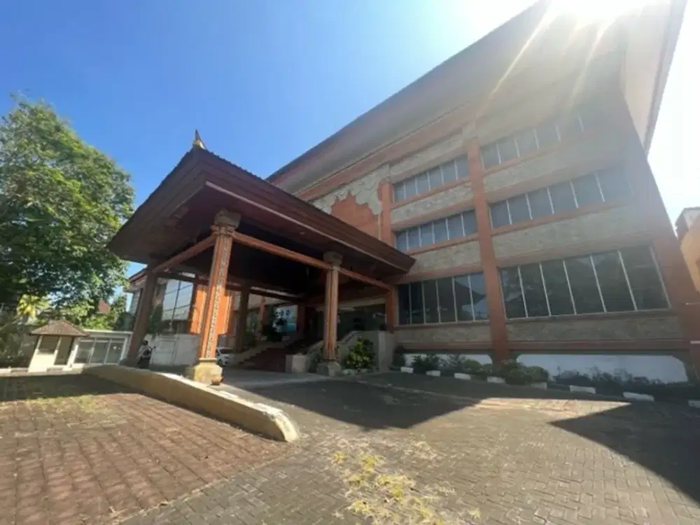 Gedung Besar Strategis Tengah Kota Diponegoro Denpasar Bali