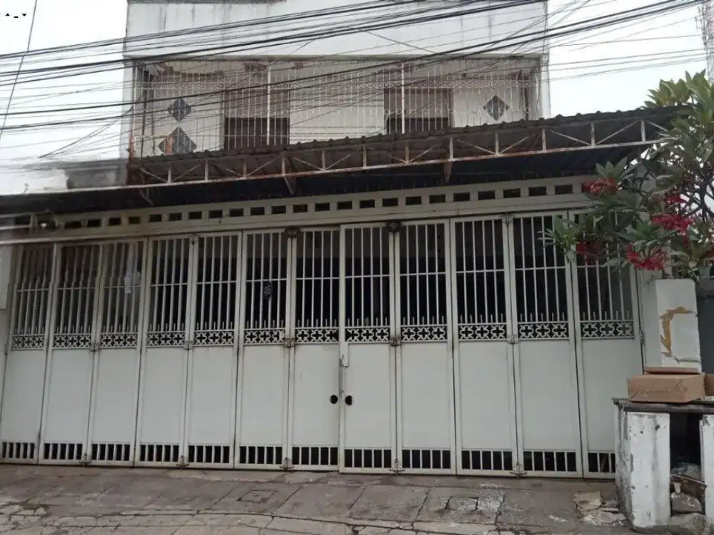 Rumah Kantor Dan Workshop Manyar Kartika, Strategis