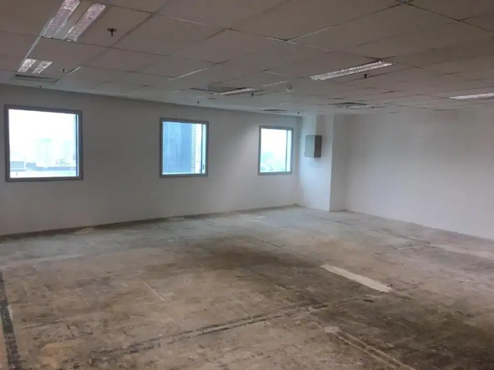 SEWA KANTOR DI JAKATA PUSAT SUDIRMAN 101M² BARE 250K NEGO