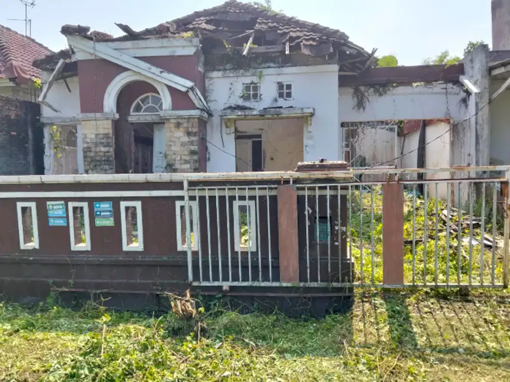 Rumah rusak, tembok bata merah di citra indah city cluster terdepan