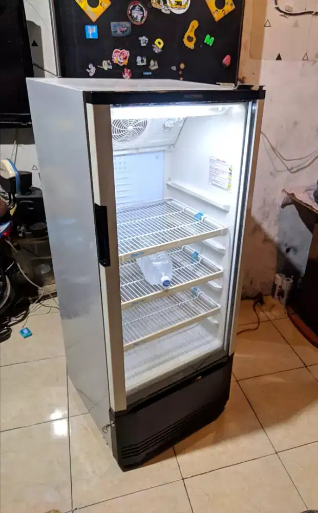 Kulkas minuman Polytron