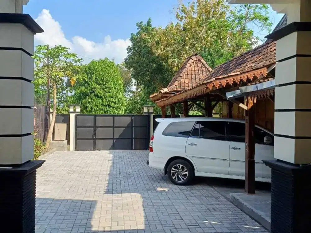 Rumah Yogyakarta Parkir Luas