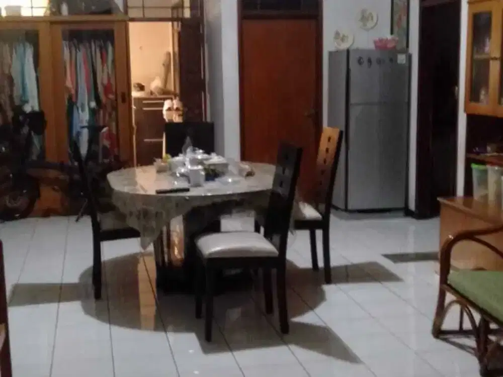Jual Rumah Besar di Sayap Karapitan