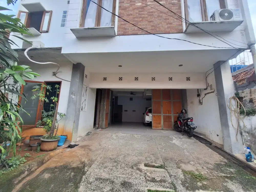 RUMAH SIAP HUNI 3 LANTAI DI AREA PETOGOGAN KEBAYORAN