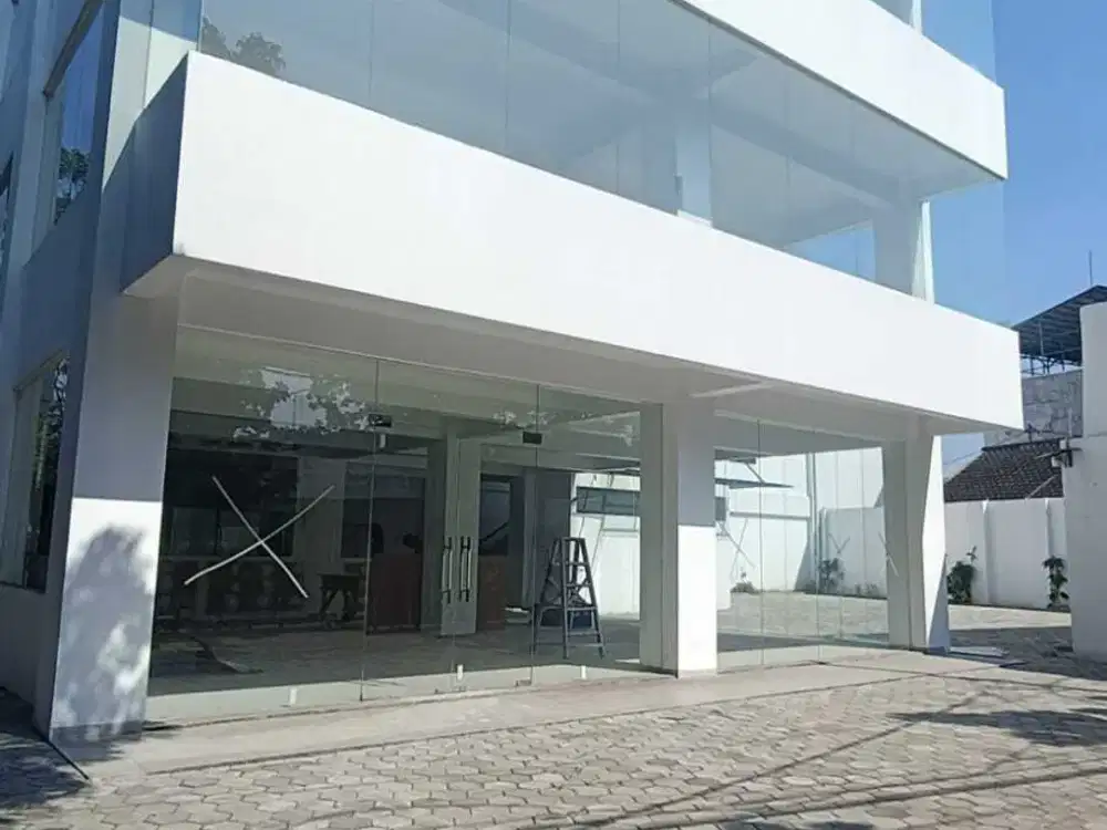 Disewakan Gedung Lokasi Strategis di Mainroad Mekarwangi