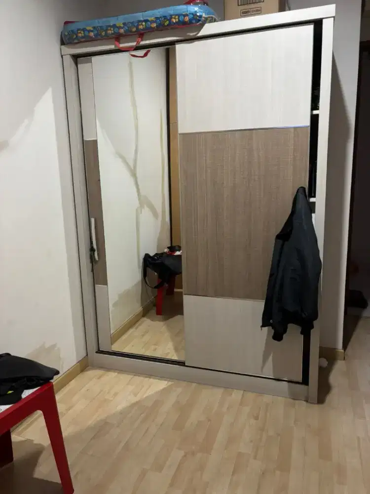 Lemari Baju (Ada kaca dan gantungan)