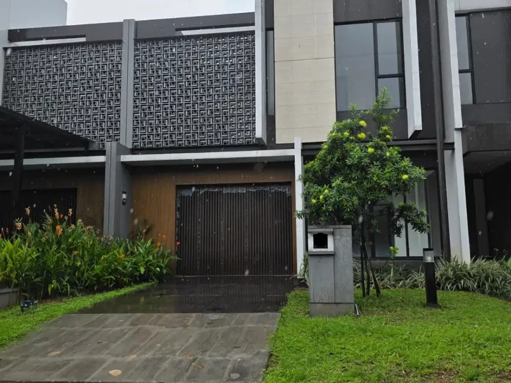 Dijual Rumah Mewah Terawat Siap Huni di Suvarna Sutera Carport Luas