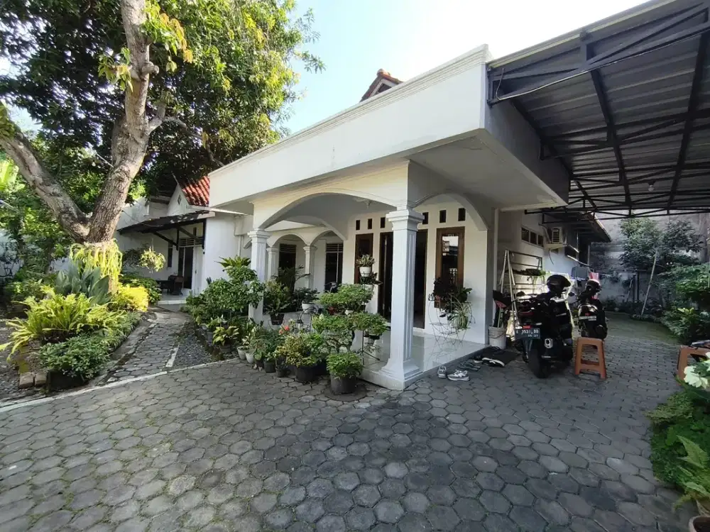Jual  Rumah Nyaman Siap Huni dengan Tanah Luas 351m2 di Jl. Cipto