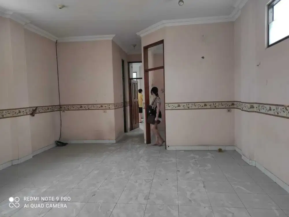 Di sewakan Ruko 4.5 Lantai Lokasi Strategis di Tengah Kota.