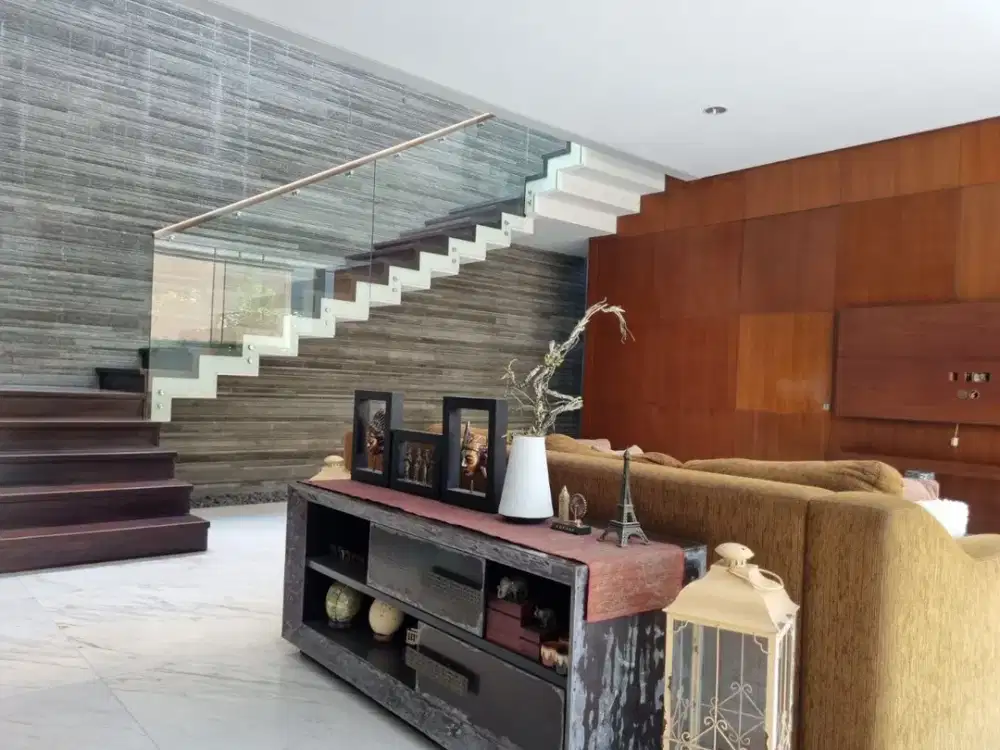 RUMAH MEWAH KONSEP VILLA PAKUWON CITY ADA POOL