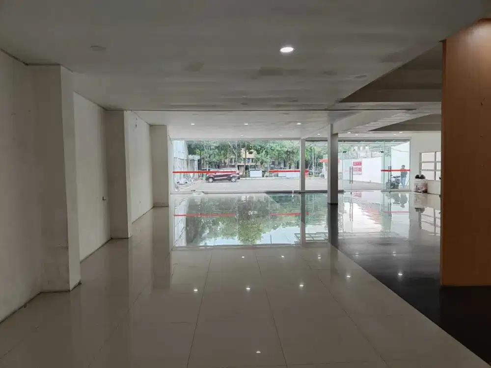 LANGKA! Disewakan showroom jalan raya tunjungan