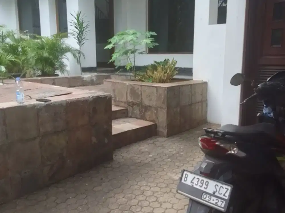 Disewakan rumah siap huni di Mendawai posisi depan taman