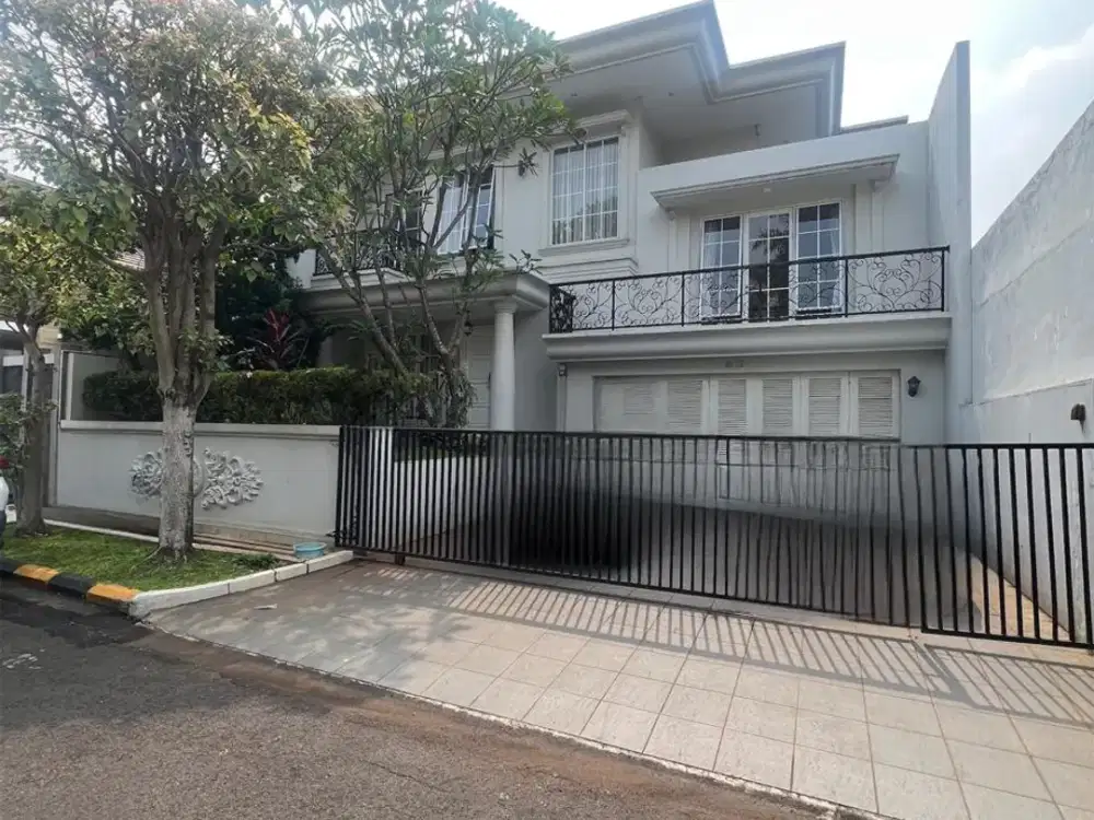Rumah Modern Klasik, Marmer Antik, Ruang Keluarga Luas Asik, Puspita Loka BSD
