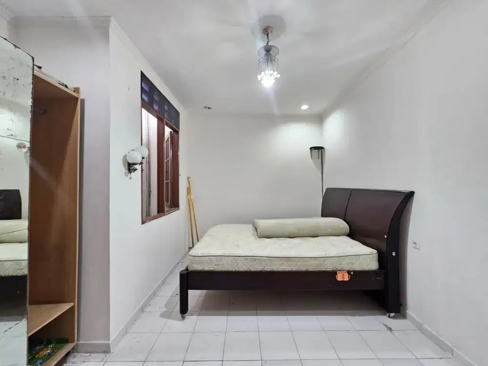 Dijual Rumah di Taman Palem Lestari - 2 Lantai Semi Furnished Nego