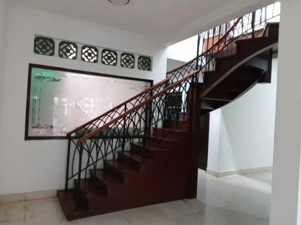 DISEWAKAN RUMAH DI CIREBON MENTENG JAKARTA SELATAN