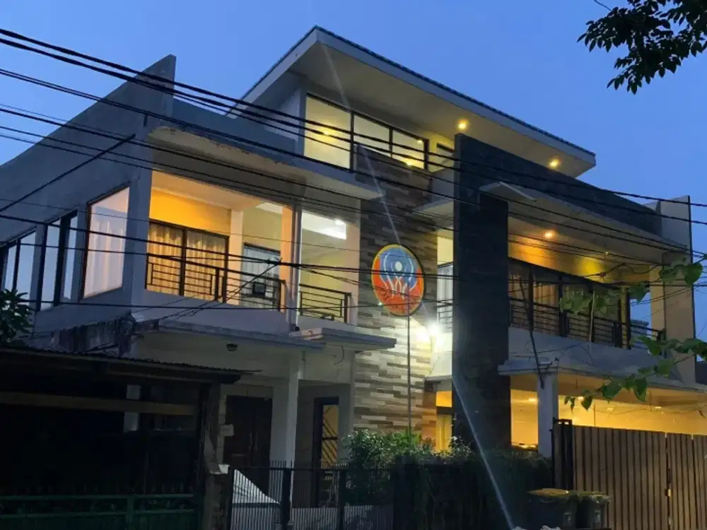 Dijual rumah usaha Salon 2 1/2 lantai