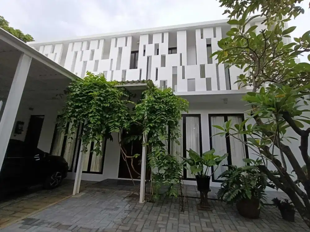 Disewakan Rumah Modern Nyaman Asri Cluster Elite Pejaten Barat