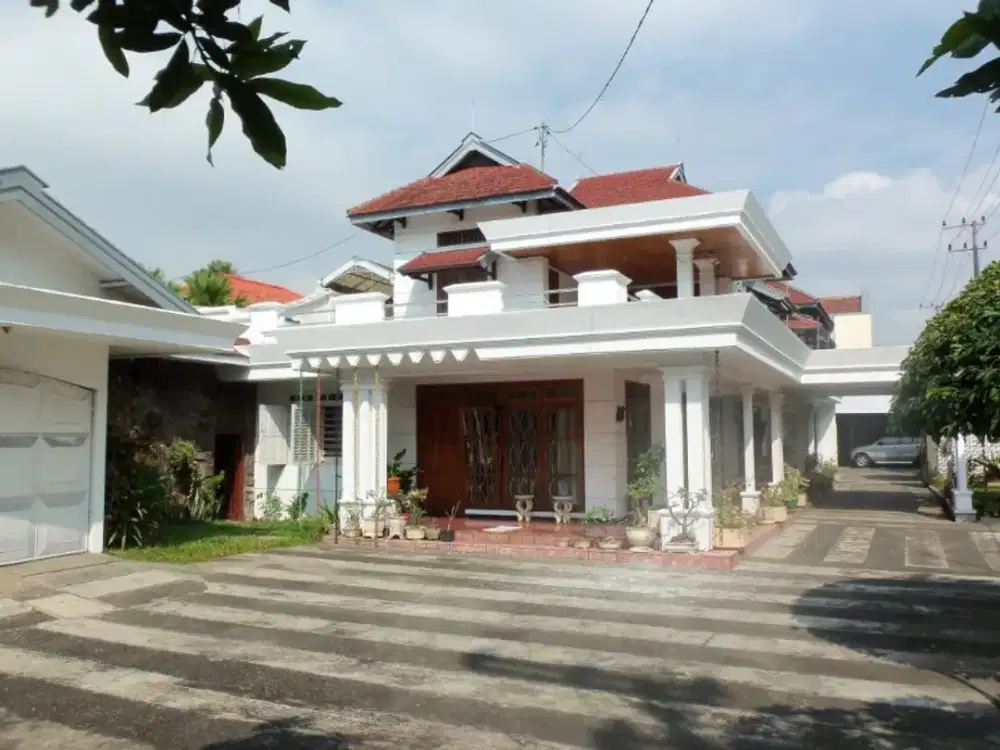 DIJUAL Tanah dan bangunan di jalan dr.Cipto Malang.