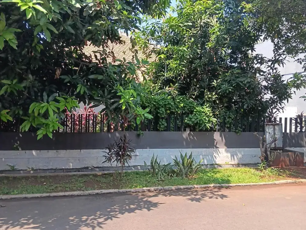 Dijual Tanah Bonus Rumah Secondary Dalam Komplek Billymoon Jakarta