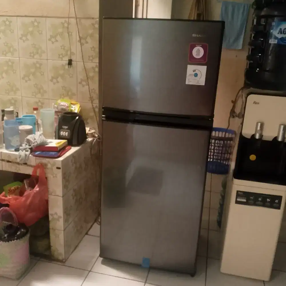 Di jual kulkas 2 pintu Merk Sharp