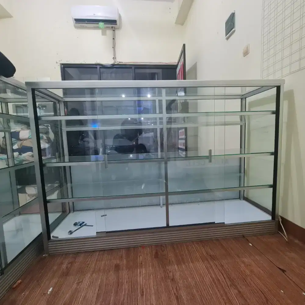 Etalase alumuninum like new baru 2 minggu beli