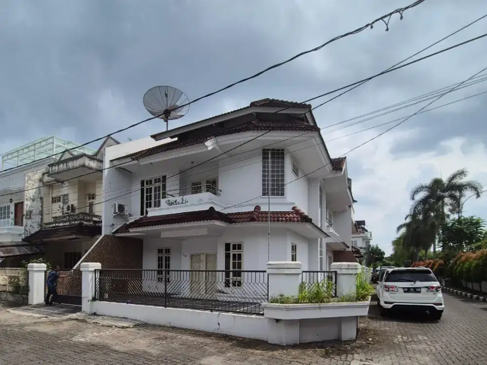 Disewakan Villa Luas Komplek Polonia Indah