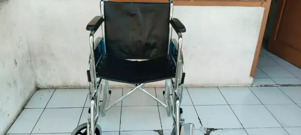 Kursi roda bekas seperti baru