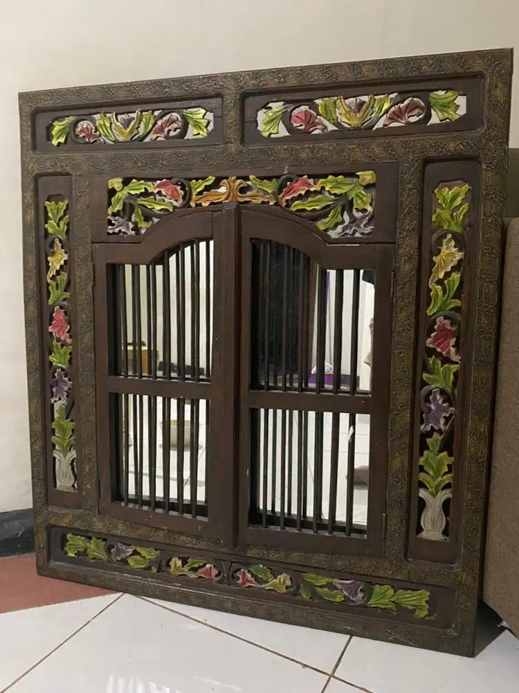 Kaca ukir jendela kayu jati