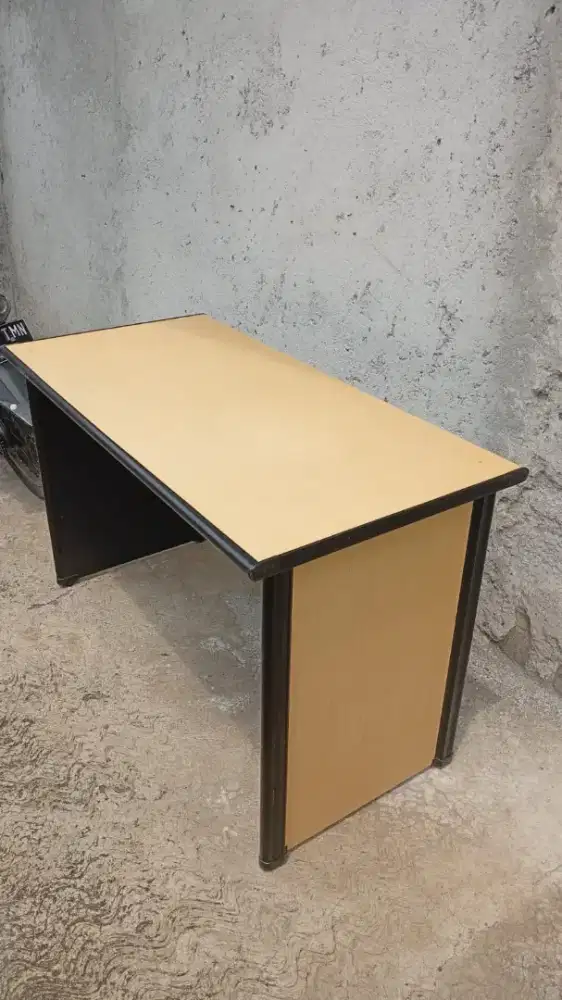 Meja kantor 120x60cm kuning