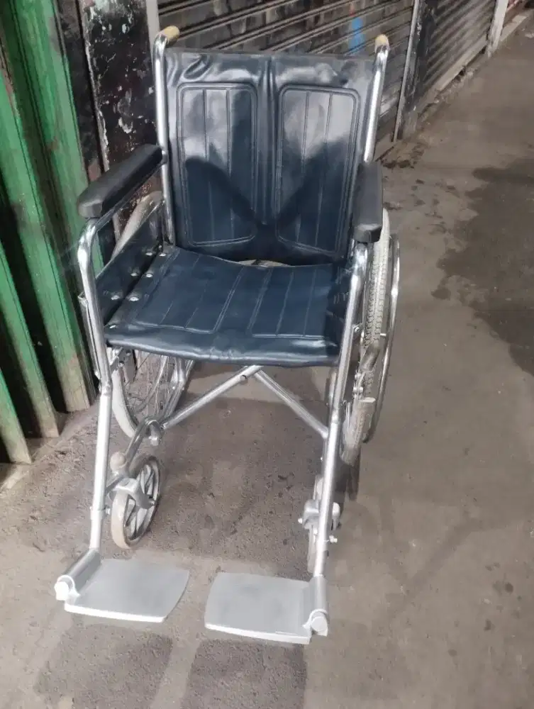 Kursi roda bekas siap pakai