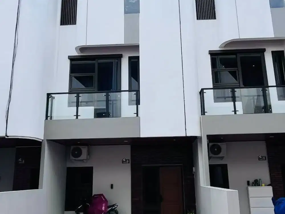 Dijual Rumah 3 Lantai Modern Lokasi Premium di Utan Kayu Matraman