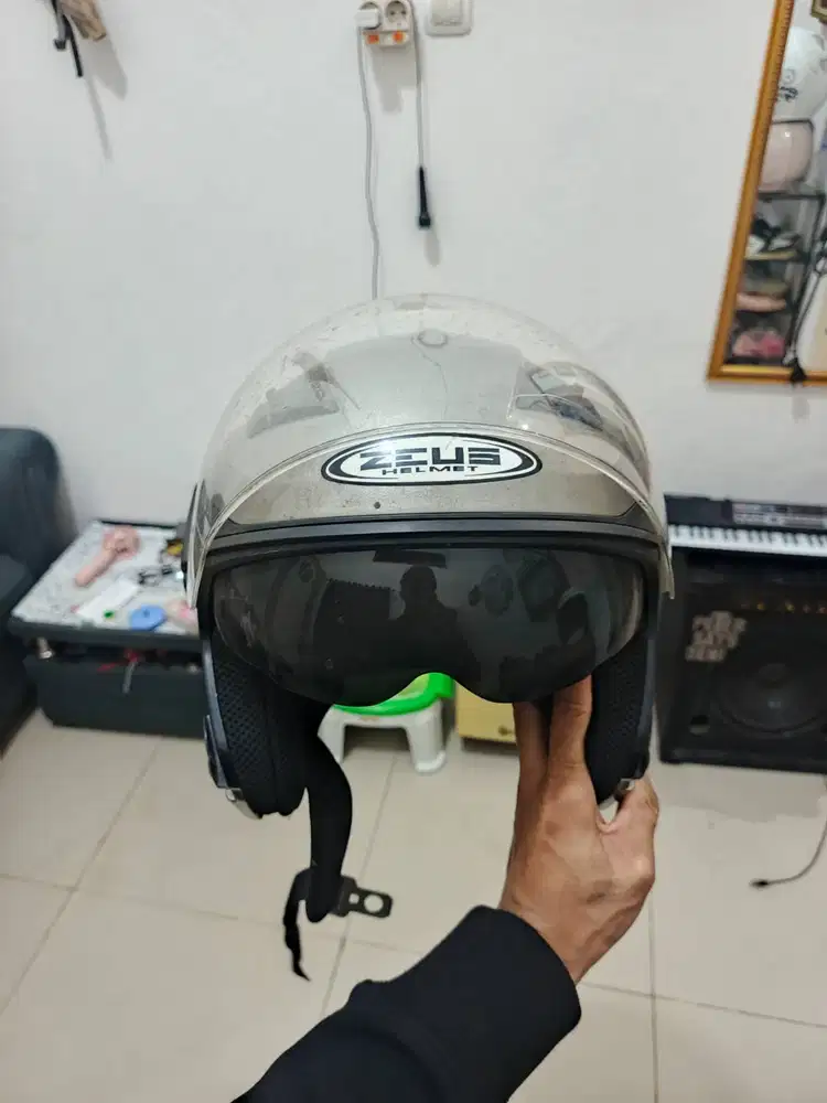 Helm zeus bekas pemakaian, murah saja