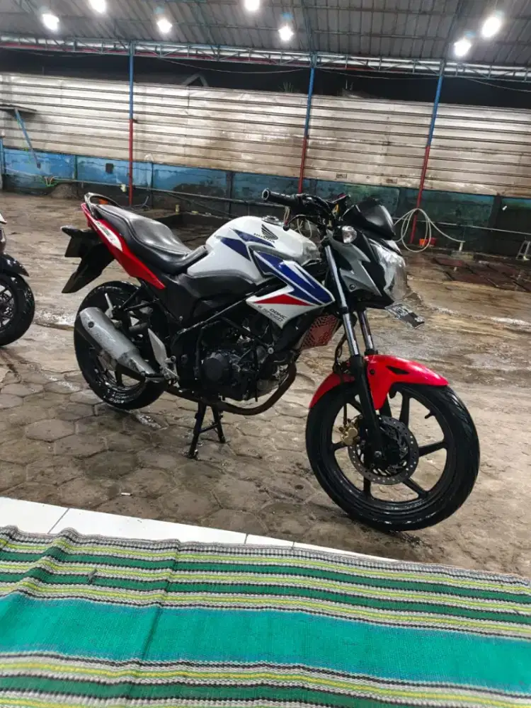 Dijual Honda CB150R 2015 surat-surat lengkap masih orisinil pribadi