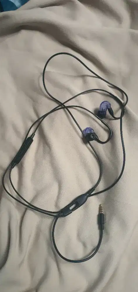 ear monitor shure se215 on mic super normal no minus