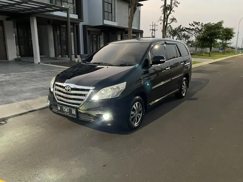 Toyota Innova V Diesel AT 2015