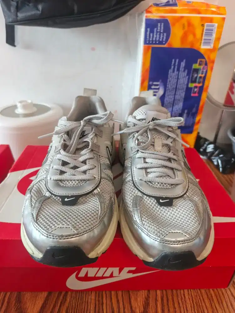 Sepatu NIKE V2K RUN METALIC SILVER