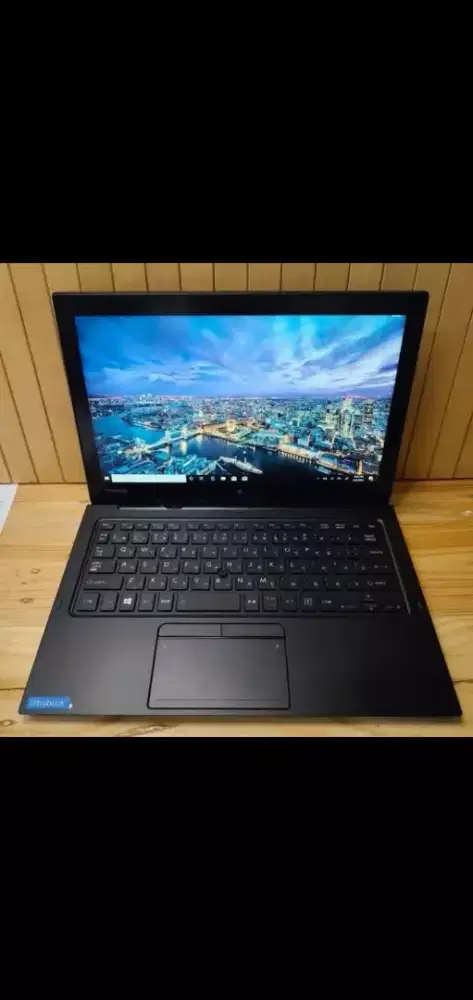 Laptop toshiba dynabook table
