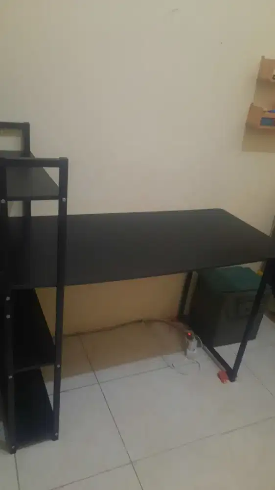 Meja belajar atau meja komputer
