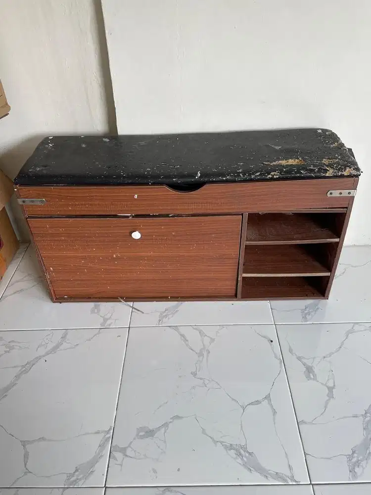 Rak sepatu bekas