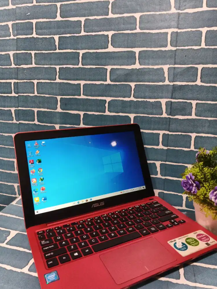 Laptop asus  E 202s