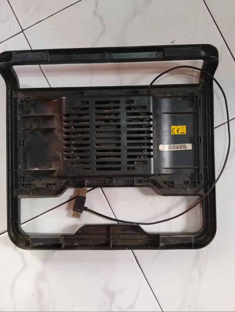 Dudukan dan kipas Laptop