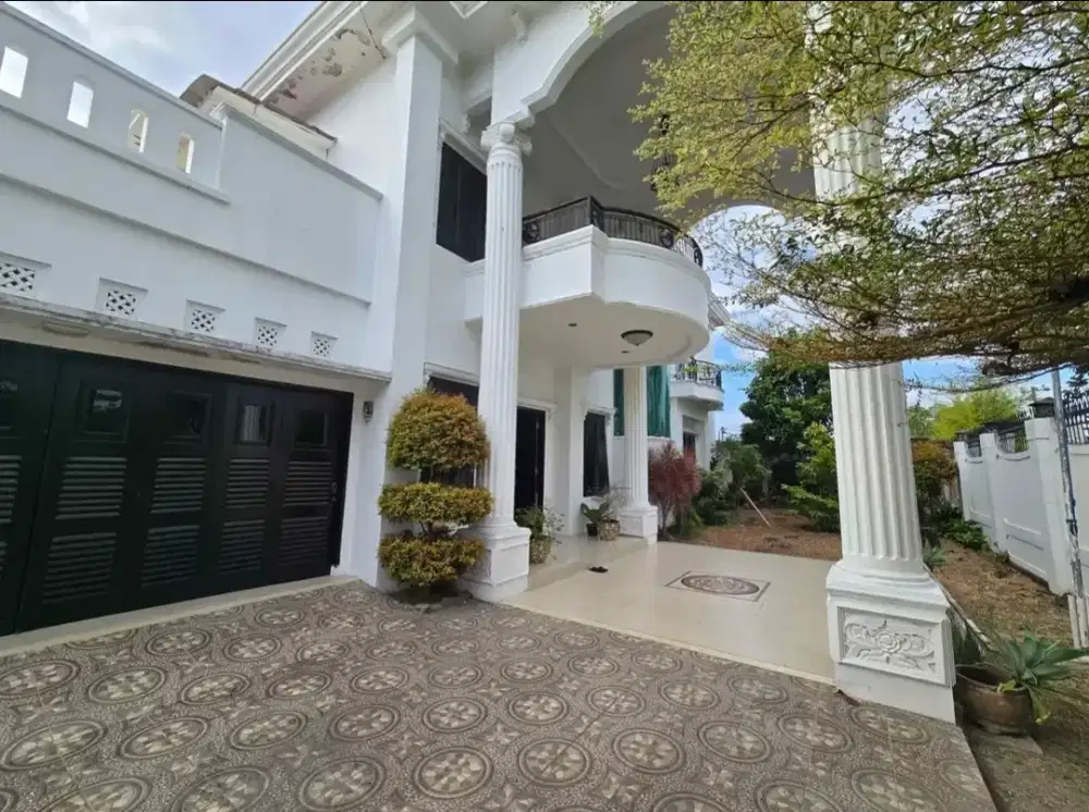Jual rumah mewah kodya wirosaban ada kolam renang