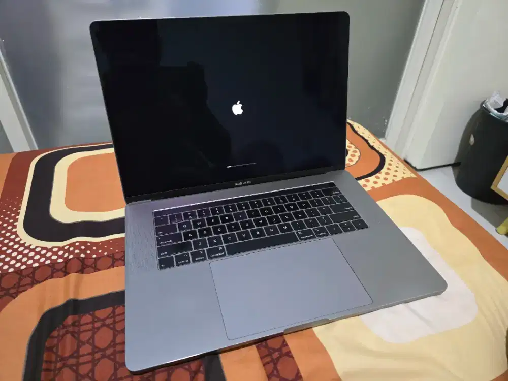 Macbook Pro 2019 retina like new intel i9 512GB SSD