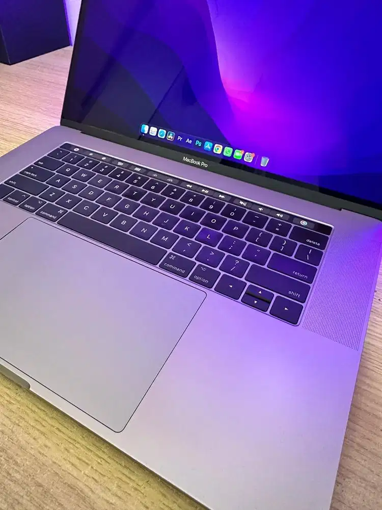 Macbook Pro 15 inch 2016 Touchbar Grey (Like New)