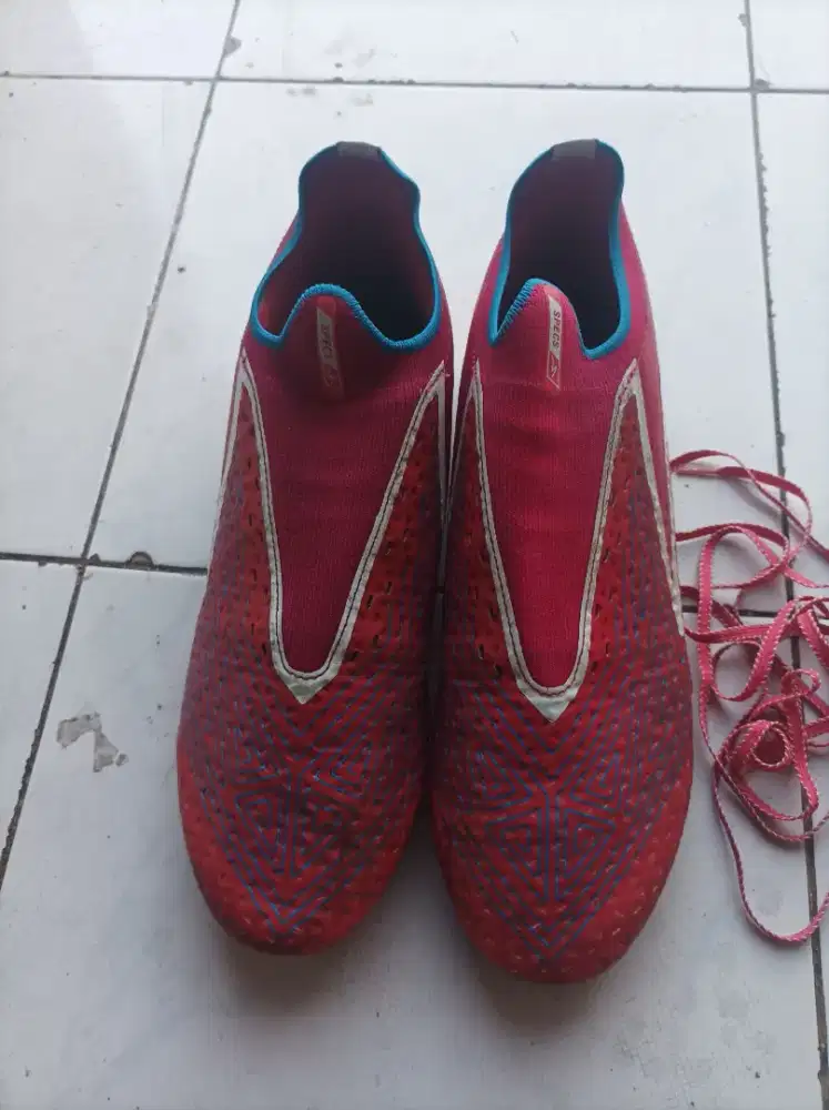 Sepatu bola SPECS