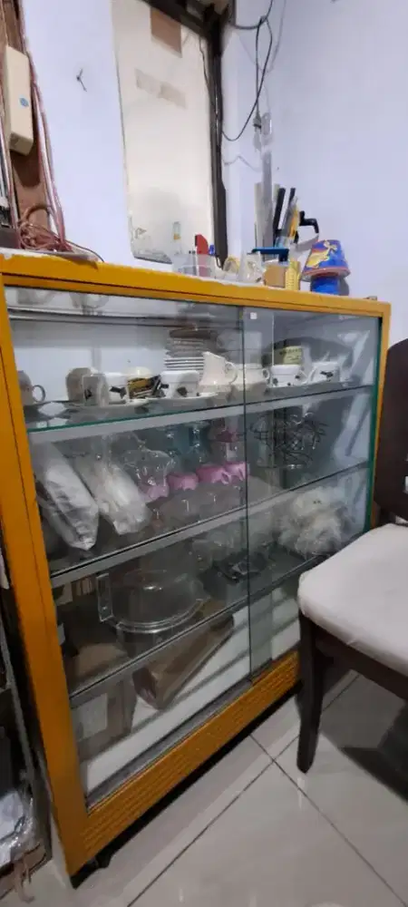Lemari Kaca preloved / etalase Preloved