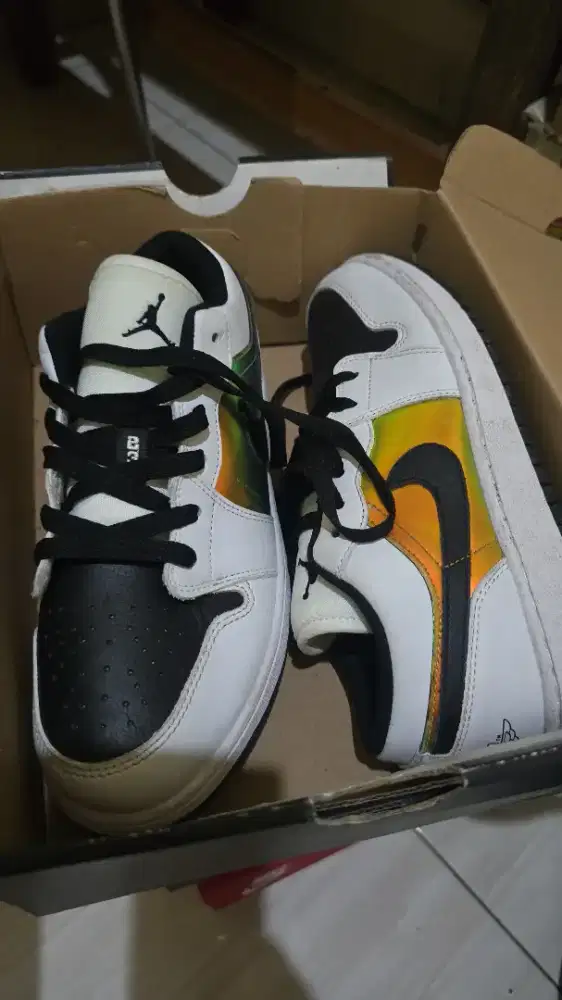 Jual cepet sepatu sneaker AJ1 size 38 ,like new