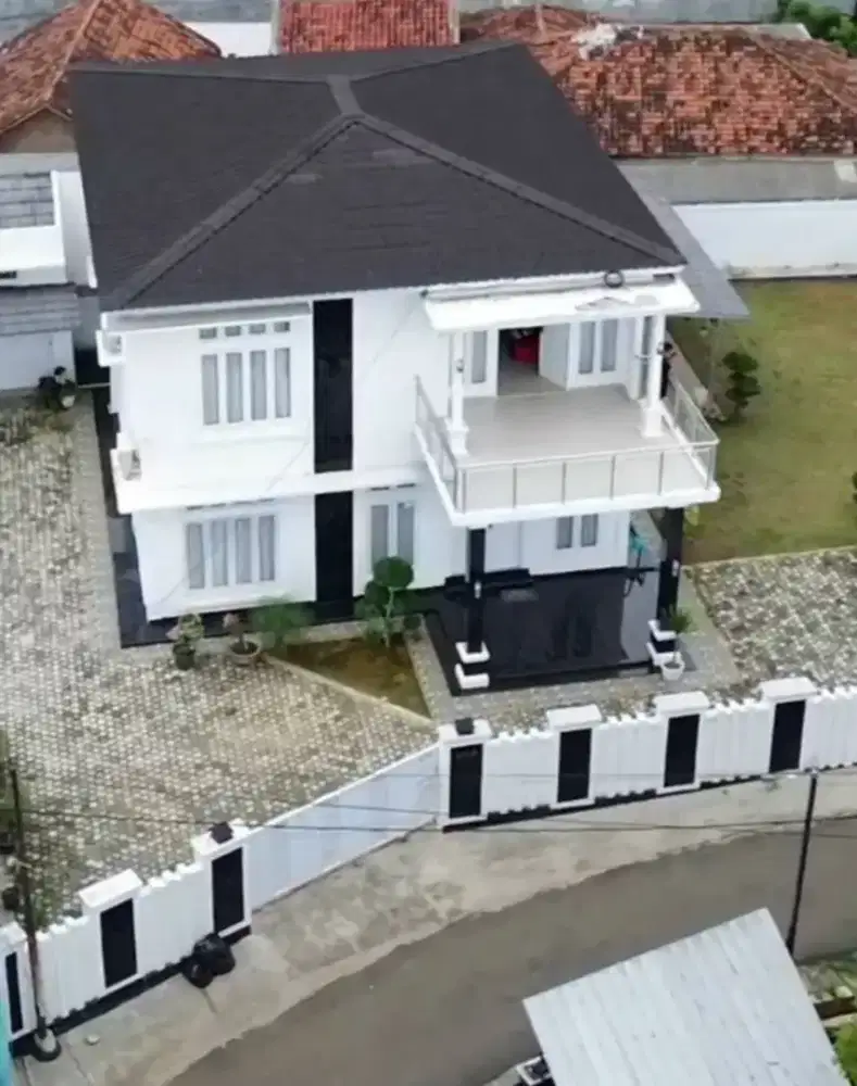 Dijual Rumah mewah 2 lantai halaman luas