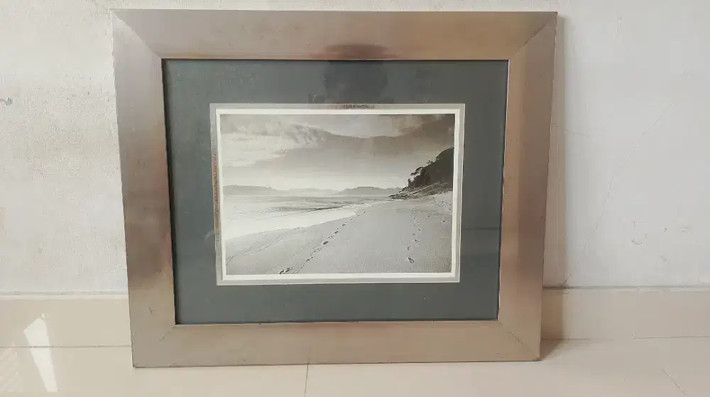 Foto Pemandangan Pantai dengan Bingkai Logam Elegan
